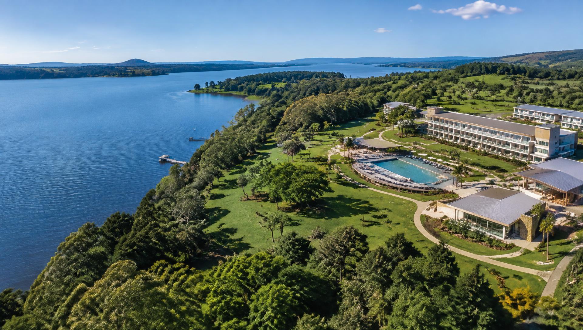 Vista aérea ilustrativa de hotel, paisagem e áreas de lazer